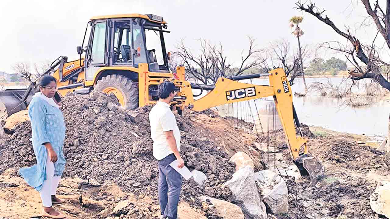 ఎఫ్‌టీఎల్‌లో నిర్మాణాల కూల్చివేత
