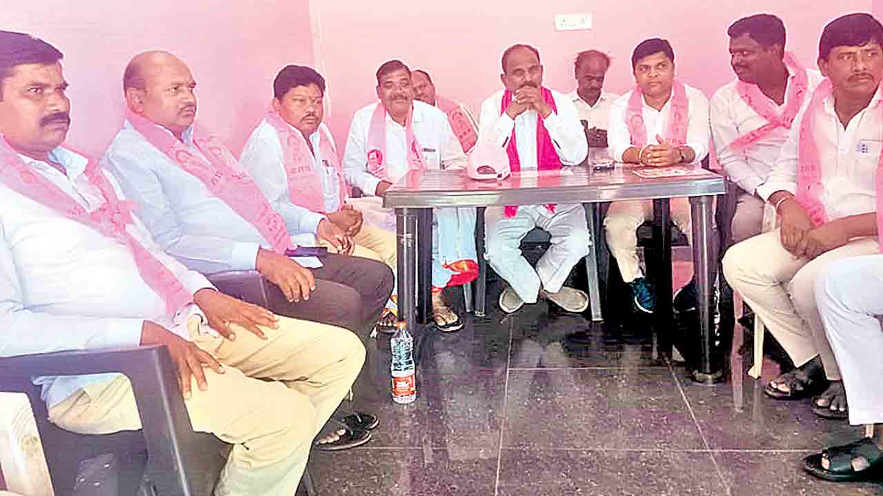 పార్టీలు మారినవారిని ఓడించాలి