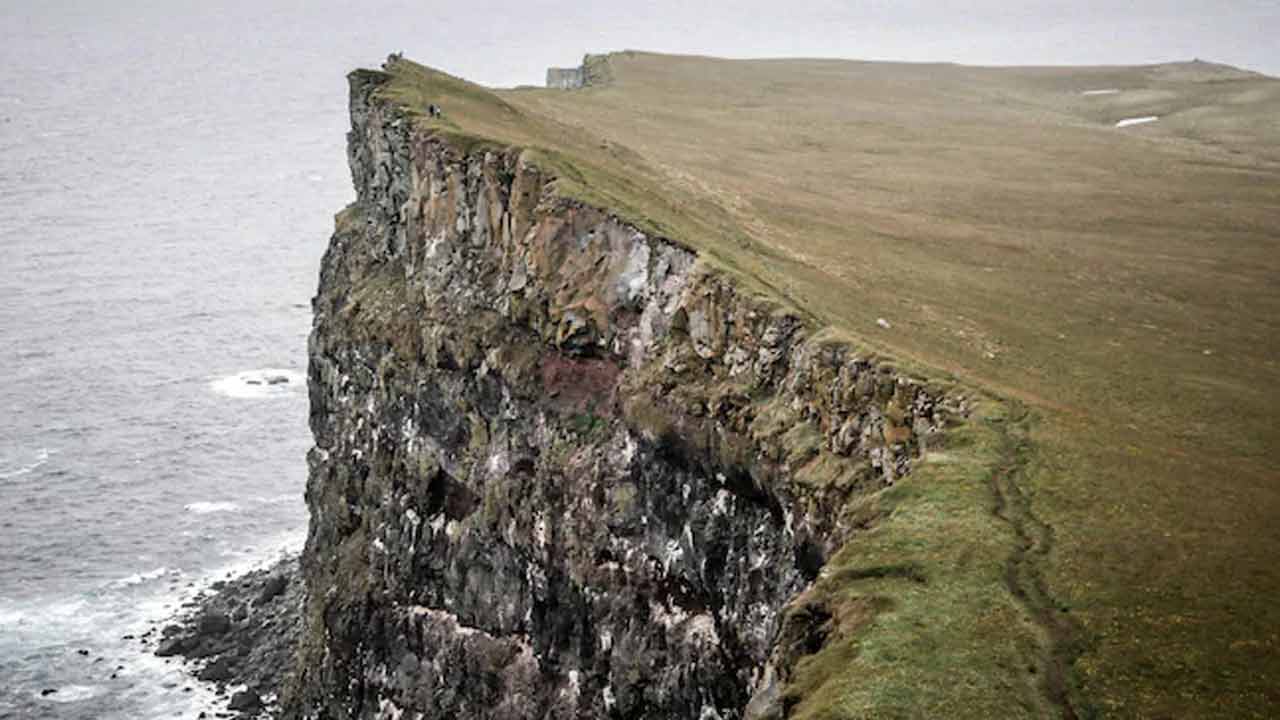 Crime news | బాలికతో ఎఫైర్‌కు అడ్డుగా ఉన్నాడని 10 ఏళ్ల బాలుడిని లోయలోకి తోశాడు..!