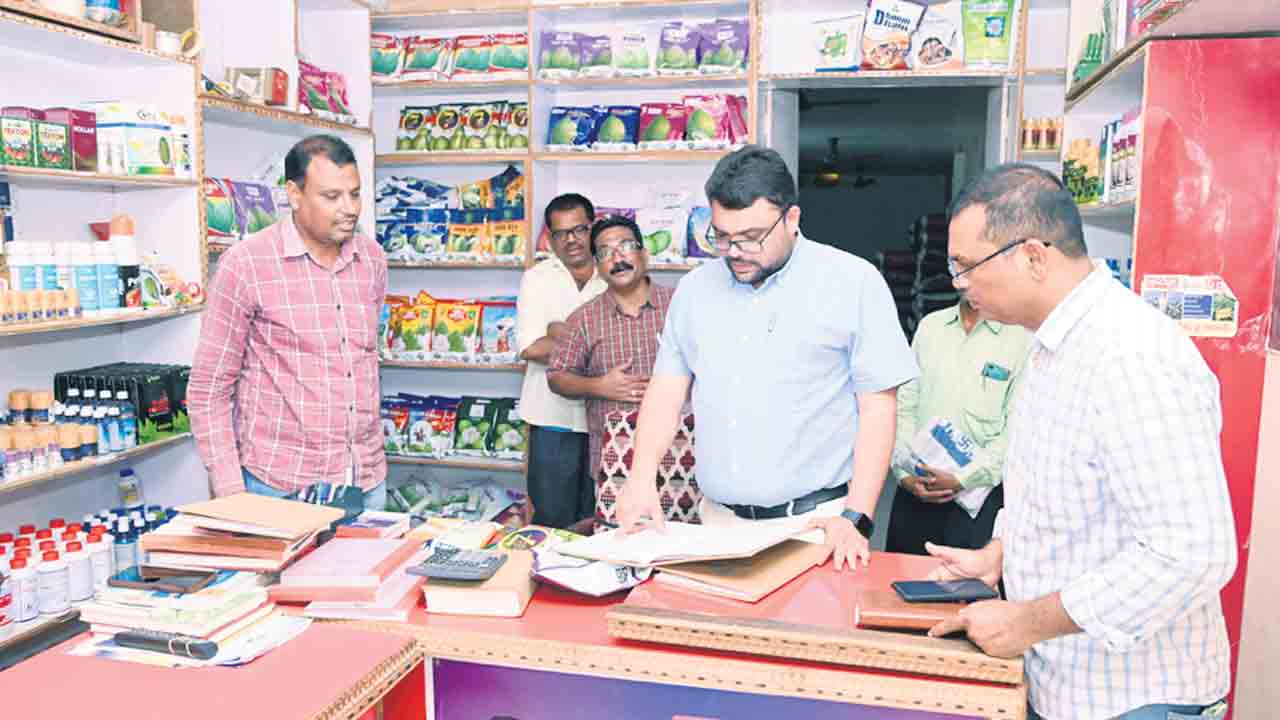 పచ్చిరొట్ట, పత్తి విత్తనాల పంపిణీ పకడ్బందీగా నిర్వహించాలి