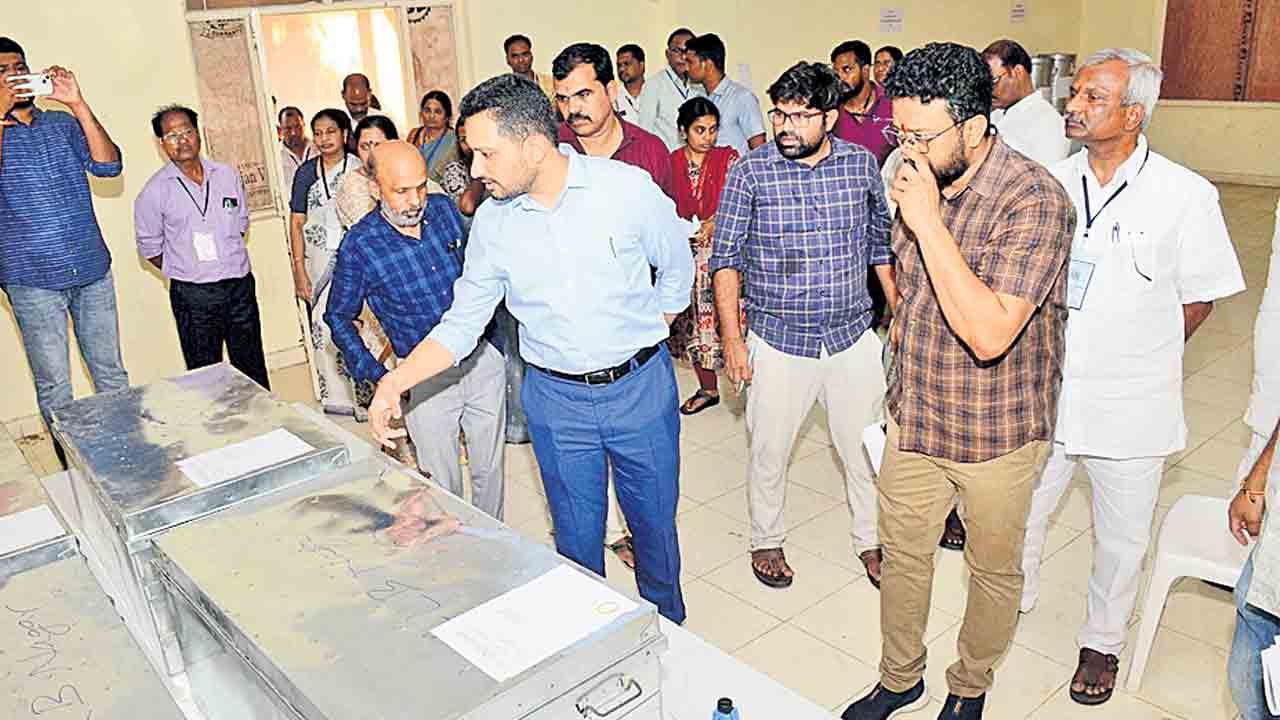 పోలింగ్‌ కేంద్రాలకు తరలిన ఈవీఎంలు