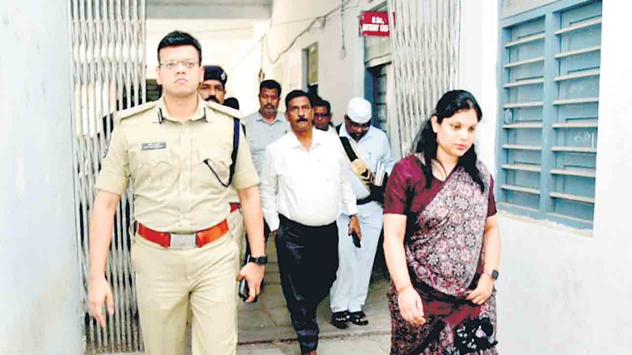 స్ట్రాంగ్‌ రూమ్‌ల వద్ద అప్రమత్తంగా ఉండాలి