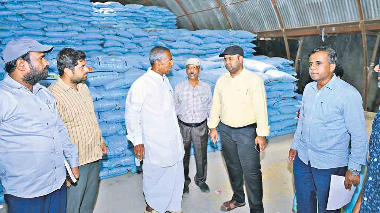 విత్తనాలు,ఎరువులకు కొరత లేదు