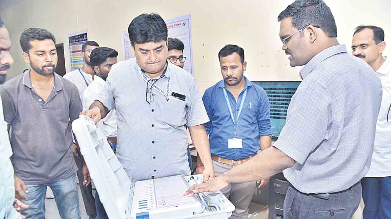 జిల్లాకు అదనంగా బ్యాలెట్‌ యూనిట్లు