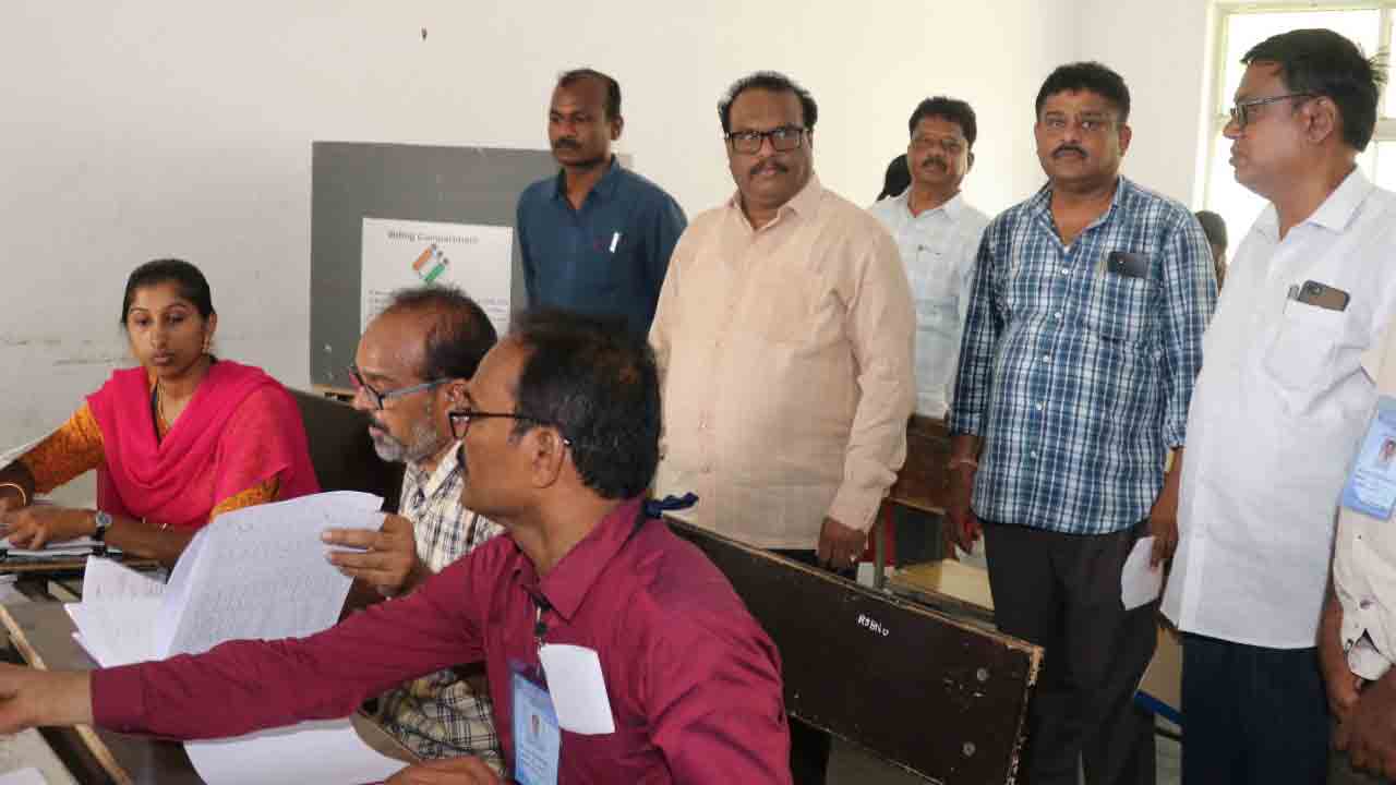 ఫెసిలిటేషన్‌ కేంద్రాలను వినియోగించుకోవాలి