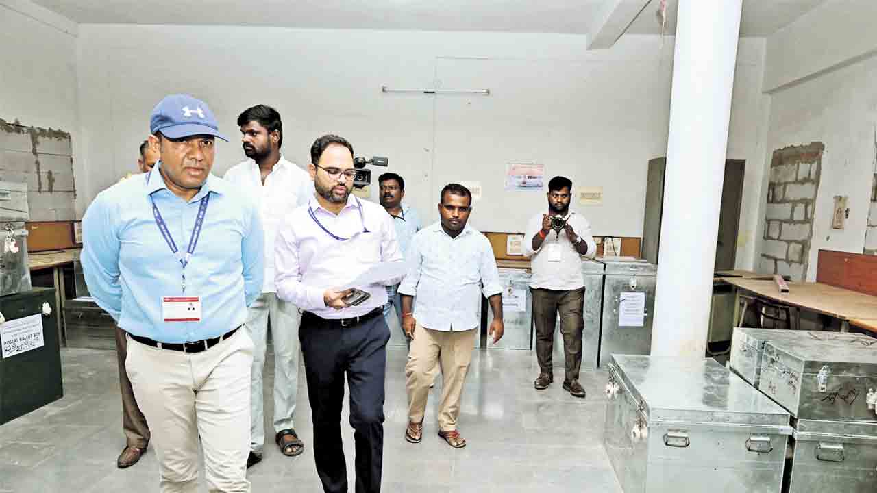 స్ట్రాంగ్‌ రూంకు పోస్టల్‌ బ్యాలెట్లు