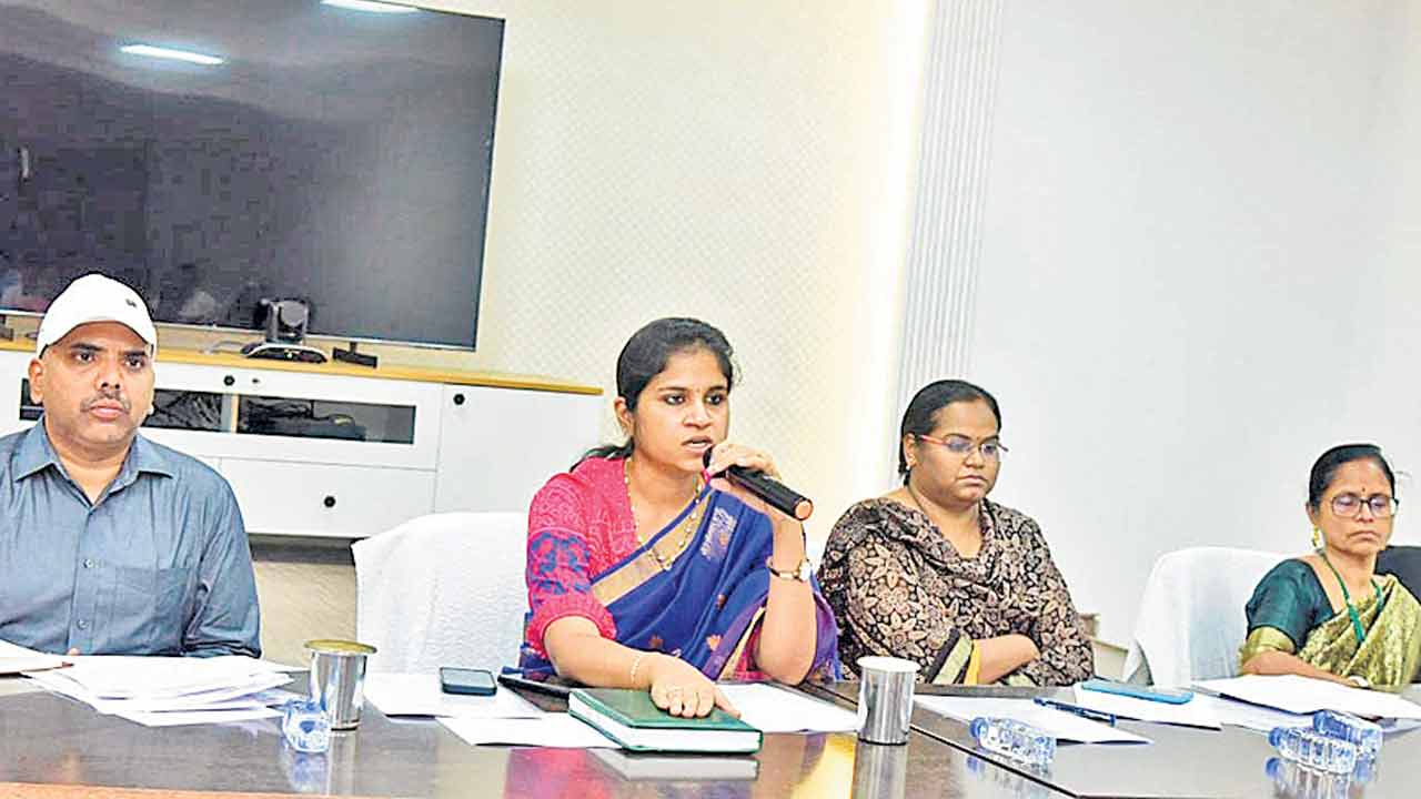 విత్తనాల కొరత సృష్టిస్తే చర్యలు