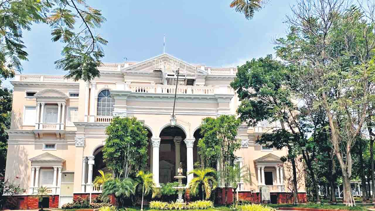 హెచ్ఎండీఏ కార్యాలయాలు.. పైగా ప్యాలెస్కు