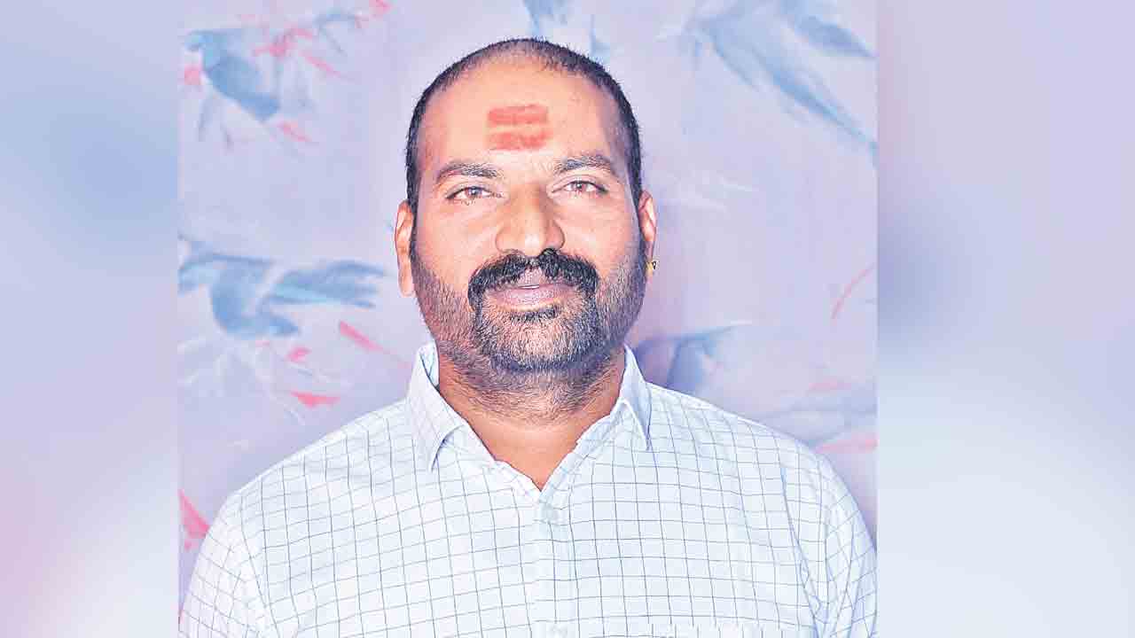 ‘డబ్బుల కోసం బ్లాక్‌మెయిల్‌ చేస్తుండు’