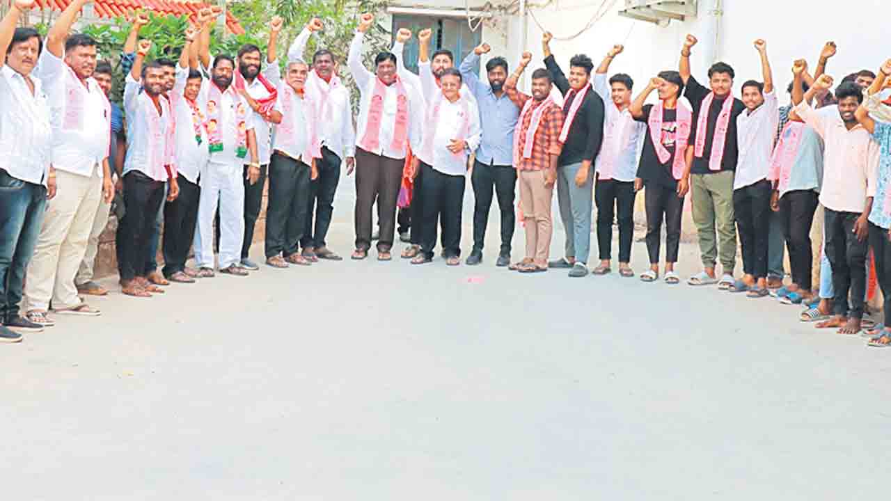 బీఆర్‌ఎస్‌లో వంద మంది యువకుల చేరిక