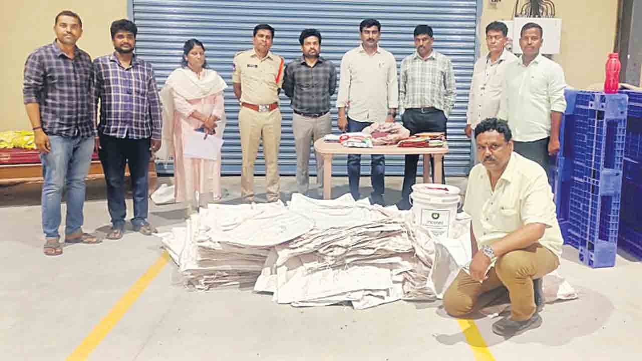 పత్తి విత్తన ప్యాకెట్లు సీజ్‌