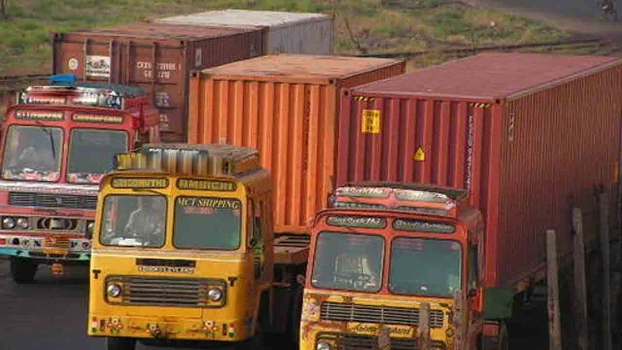 Currency seized |  ఏపీలో నాలుగు కంటైనర్ల నిండా భారీగా కరెన్సీ పట్టివేత.. అందులో రూ. 2వేల కోట్లు  ఉన్నట్లు అంచనా