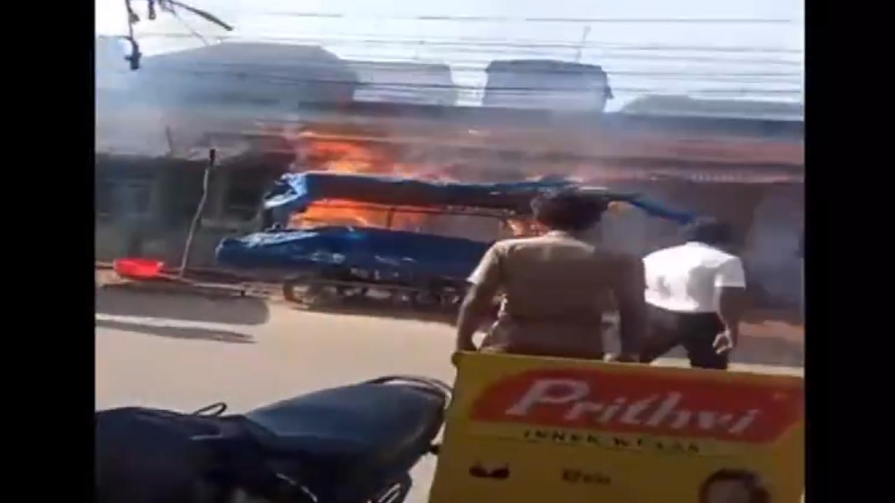 Cylinder Blast | తోపుడు బండిలో ఒక్కసారిగా పేలిన సిలిండర్‌.. తప్పిన ప్రాణనష్టం.. వీడియో