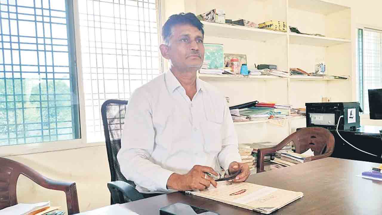 కొనుగోలు కేంద్రం నిర్వాహకుడిపై సస్పెన్షన్‌కు సిఫారసు