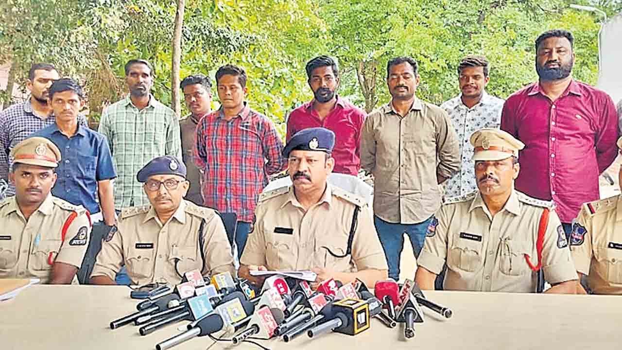 వ్యక్తిని బెదిరించి సెల్‌ఫోన్‌, డబ్బులు లాక్కున్న దుండగుల అరెస్టు