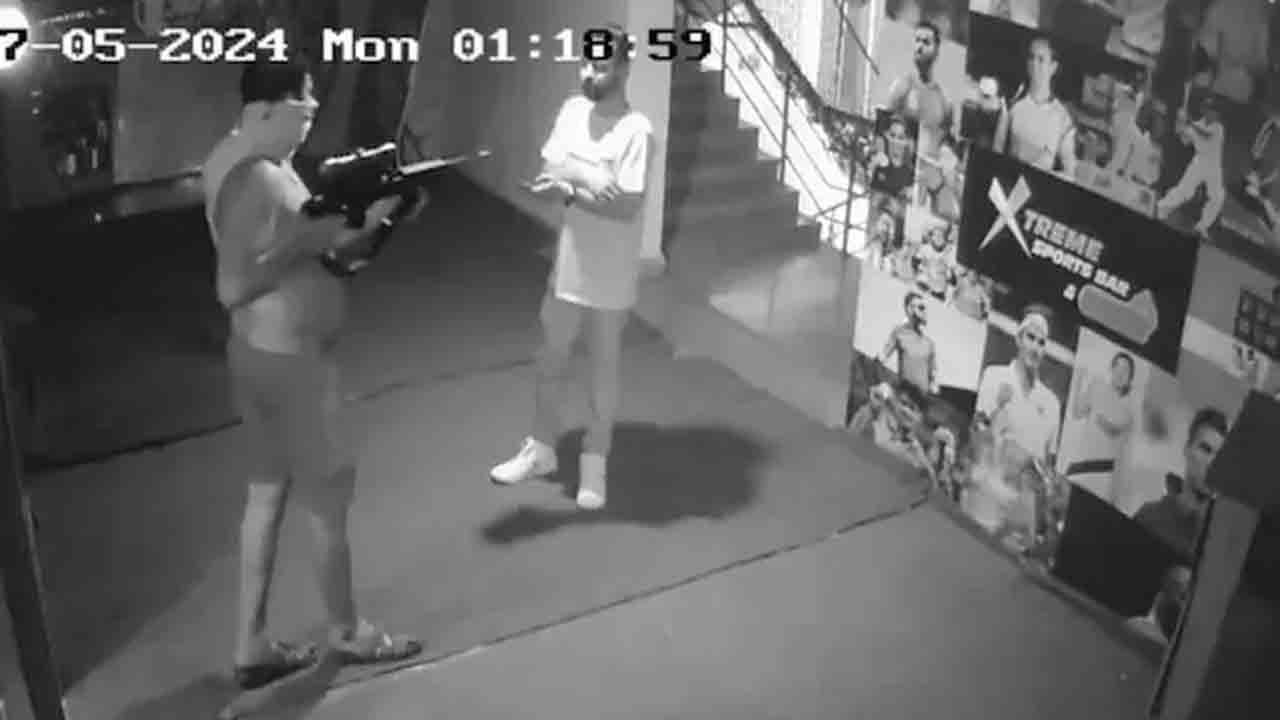 Watch: బార్‌లో మద్యం నిరాకరణ.. రైఫిల్‌తో డీజేను కాల్చి చంపిన వ్యక్తి
