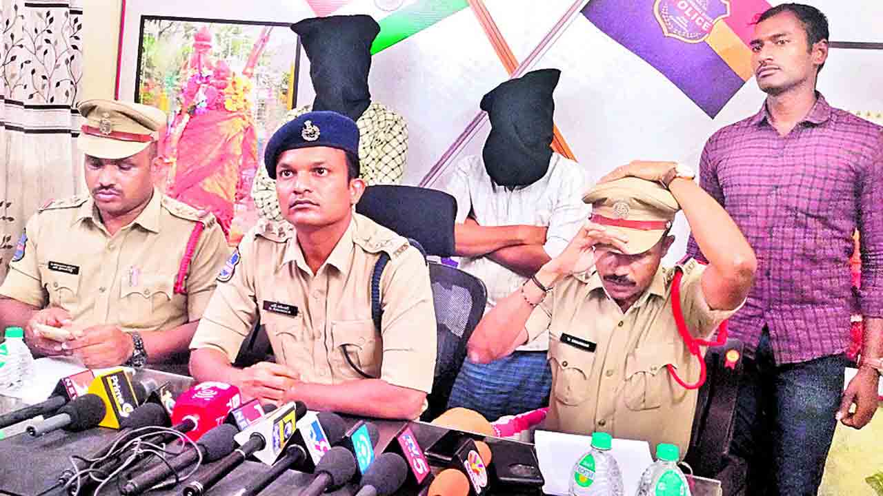 అంగన్‌వాడీ టీచర్‌ హత్య కేసు నిందితుల అరెస్ట్‌