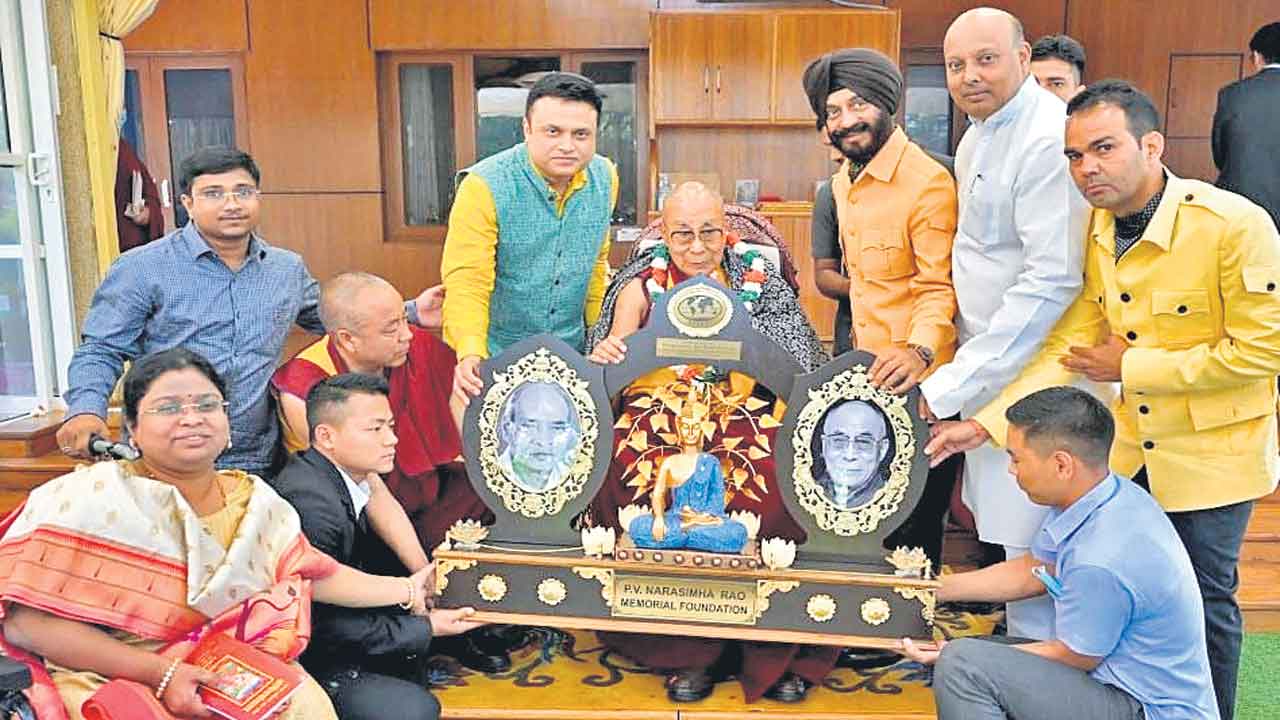 దలైలామాకు పీవీ మెమోరియల్‌ అవార్డు