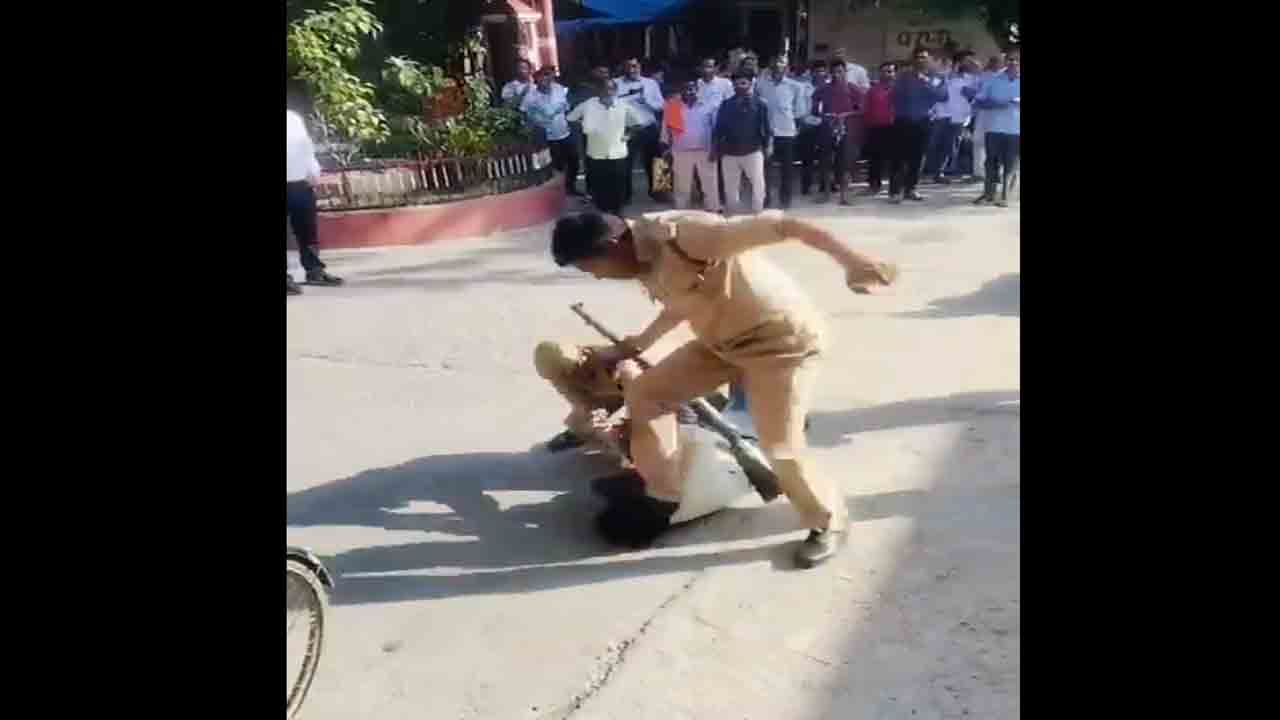 Dalit man kicked by home guards | దళిత వ్యక్తిని కాళ్లతో తన్ని కొట్టిన హోంగార్డులు.. యూపీలో   ఘటన