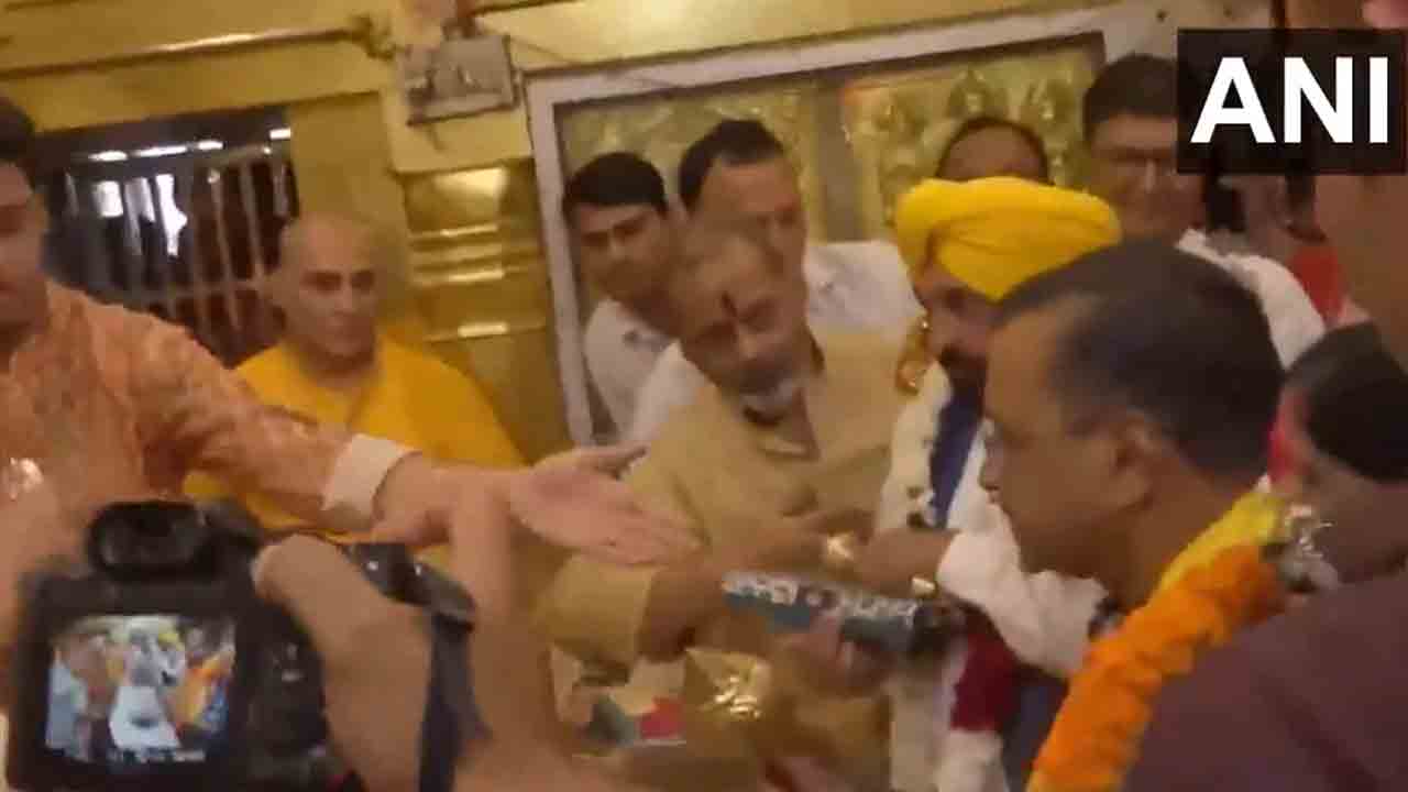 Arvind Kejriwal | హనుమాన్‌ ఆలయాన్ని సందర్శించిన కేజ్రీవాల్‌.. భార్యతో కలిసి ప్రత్యేక పూజలు