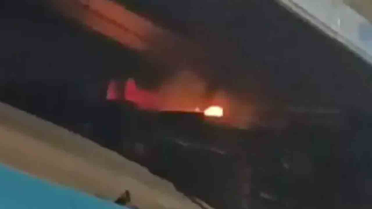 Delhi Metro | ఢిల్లీ మెట్రో రైలు రూఫ్‌పై మంటలు.. వైరలవుతున్న వీడియో