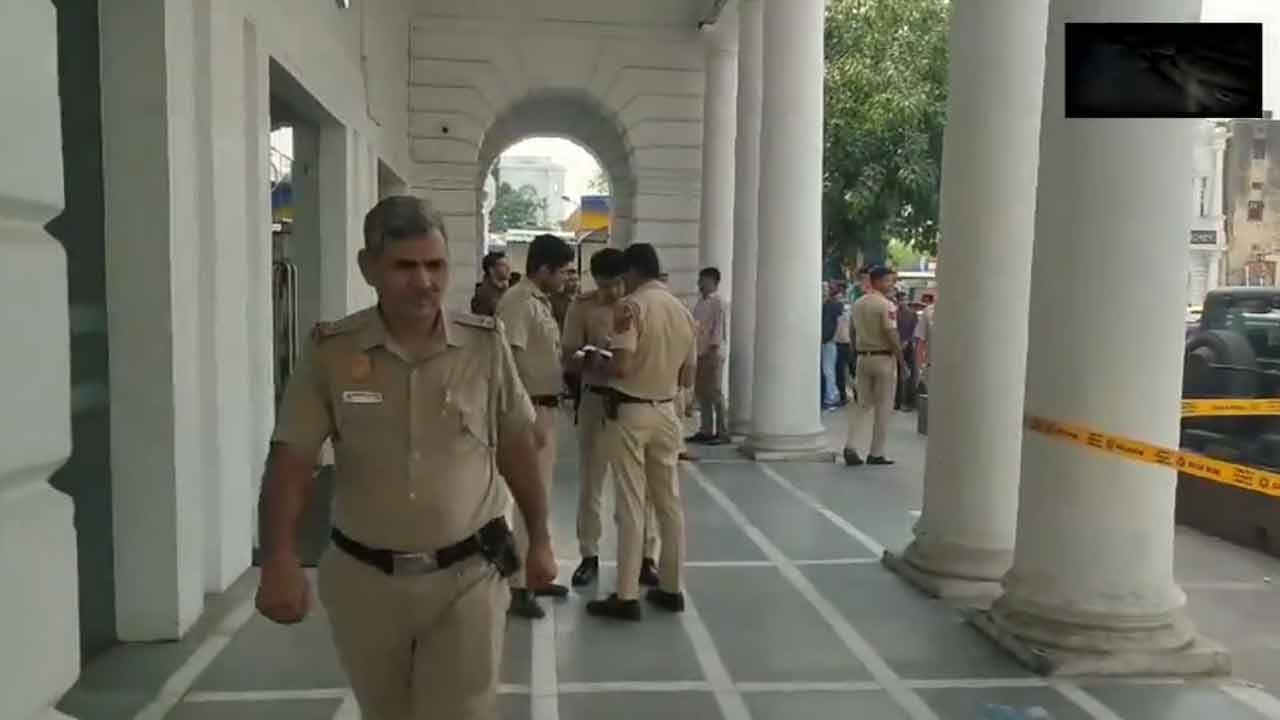 Delhi | ఢిల్లీలోని కన్నాట్‌ ప్లేస్‌ N బ్లాకులో బ్యాగు కలకలం.. రంగంలోకి పోలీసులు..!