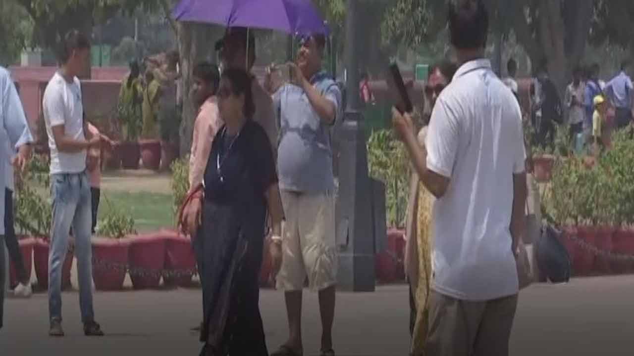 Red alert | ఢిల్లీలో దంచి కొడుతున్న ఎండలు.. రెడ్‌ అలర్ట్‌ జారీచేసిన ఐఎండీ