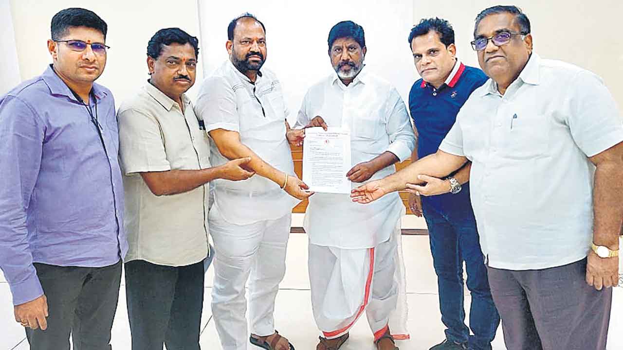 ఉద్యోగుల పెండింగ్‌ బిల్లులు చెల్లించాలి