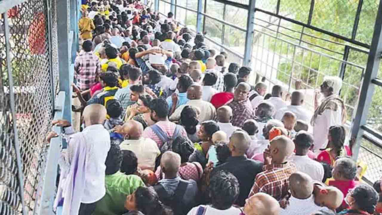 Tirumala | వేసవి సెలవుల కారణంగా తిరుమలలో పెరిగిన భక్తుల రద్దీ