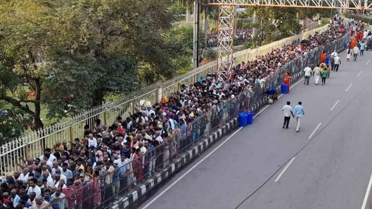 Tirumala| భక్తులతో నిండిపోయిన తిరుమల గిరులు.. మూడు కిలోమీటర్ల వరకు బారులు తీరిన భక్తులు