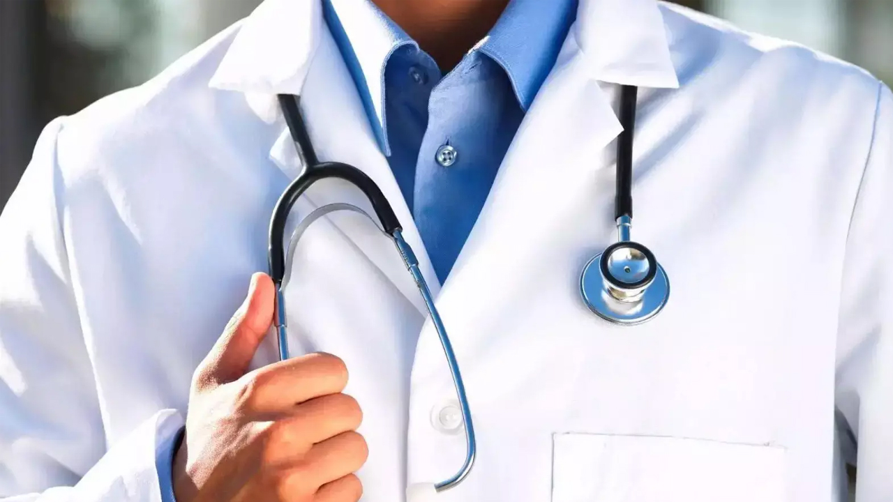 Doctors | వారిని వెంటనే బదిలీ చేయండి.. ప్రభుత్వ వైద్యుల డిమాండ్‌