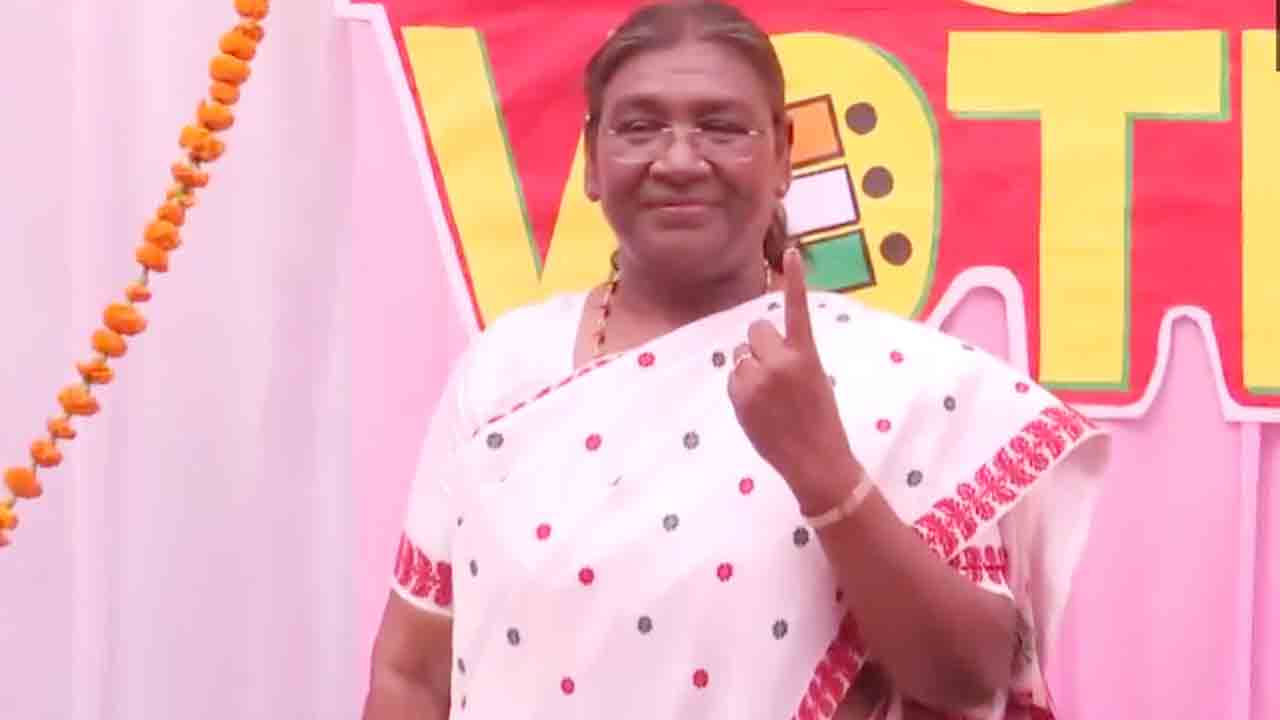Droupadi Murmu | ఢిల్లీలో ఓటు వేసిన రాష్ట్రపతి ద్రౌపది ముర్ము