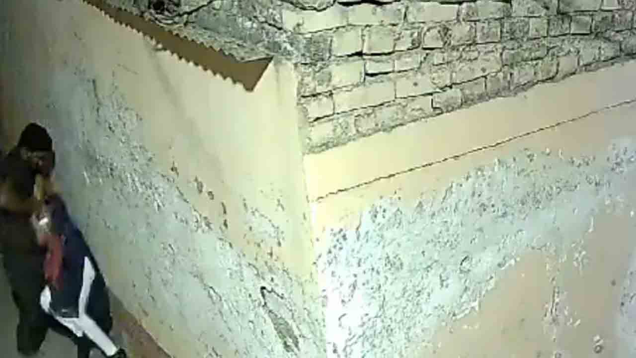 Shocking Video: ఇంటికి వెళ్తున్న బాలిక పట్ల అసభ్యకరంగా ప్రవర్తించిన వ్యక్తి.. వీడియో వైరల్‌