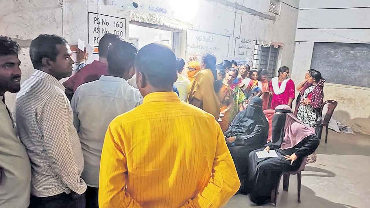 మొరాయించిన ఈవీఎంలు