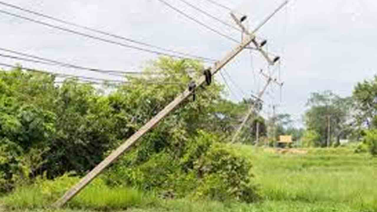 భయపెడుతున్న హోర్డింగ్‌లు!