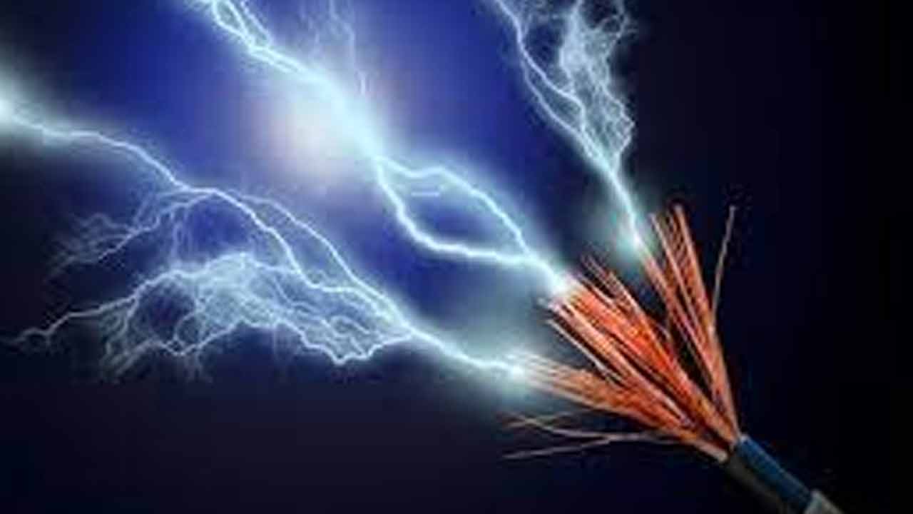 విద్యుదాఘాతంతో తల్లీకూతుళ్లు మృతి