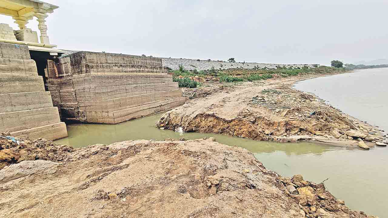 చేపల కోసం చెరువు నీళ్లు ఖాళీ