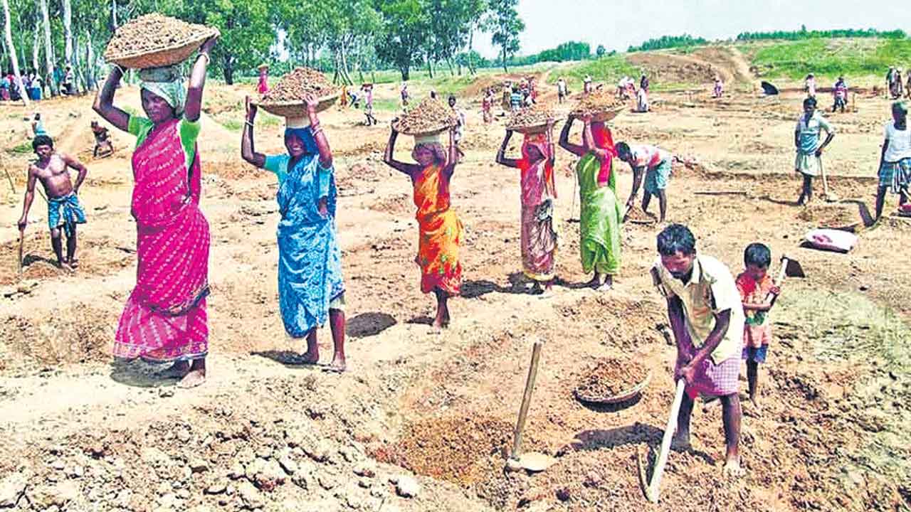 NREGA | ఉపాధిపై కేంద్రం పిడుగు.. రెండేండ్లలో 8 కోట్ల మంది ఉపాధిహామీ కార్మికుల తొలగింపు