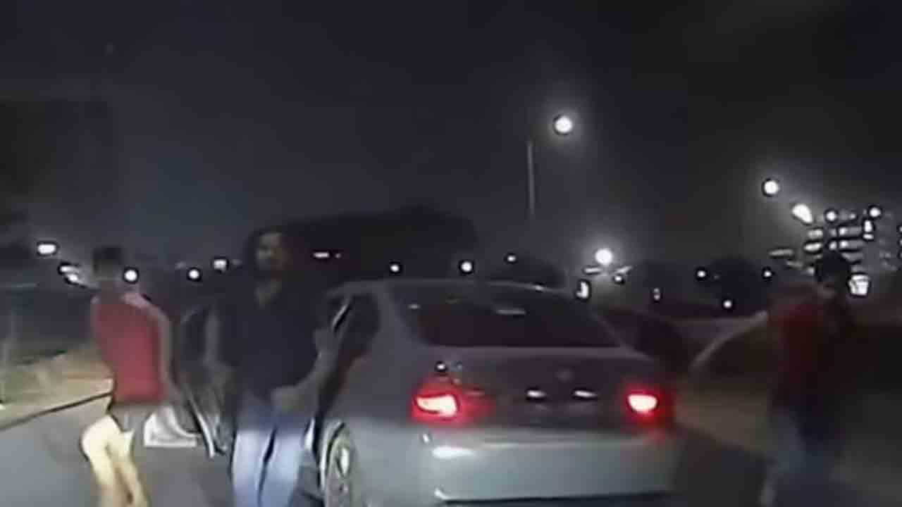Family in car chased | కారులో ఉన్న కుటుంబాన్ని వెంబడించి దాడి చేసిన వ్యక్తులు..  వీడియో వైరల్
