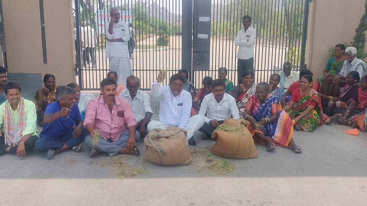 Protest | గుండె మండి రోడ్డెక్కిన రైతులు.. తడిసిన ధాన్యం కొనాలని డిమాండ్‌