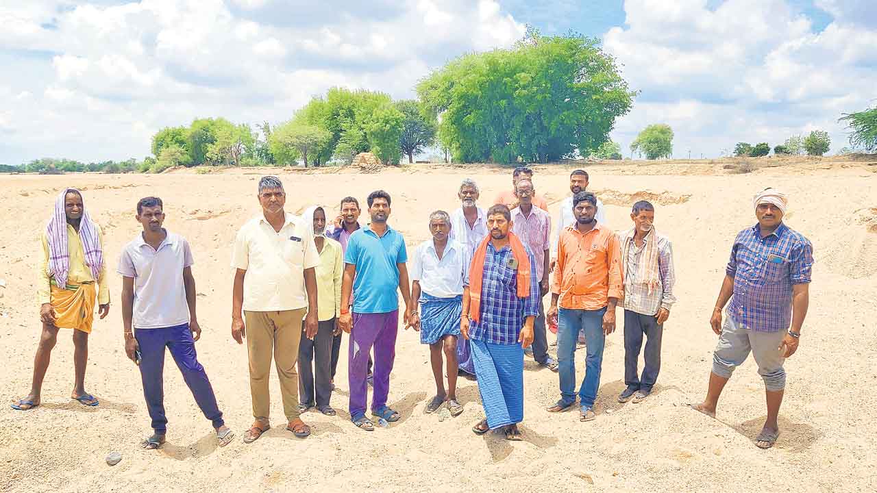 ఇసుక రీచ్‌ వద్ద రైతుల నిరసన