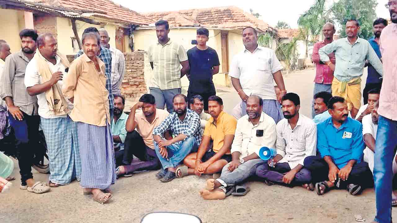 రోడ్డెక్కిన రైతన్న