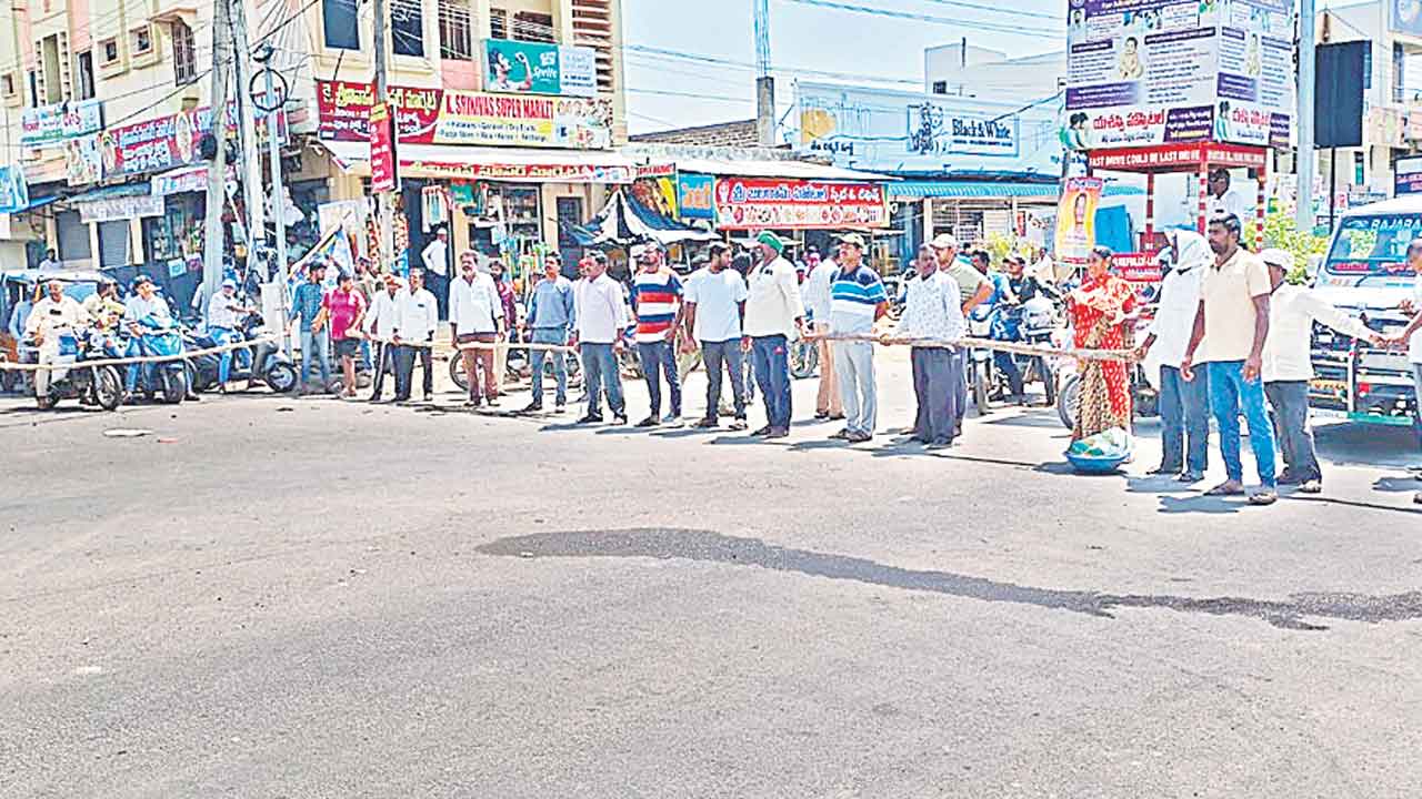 తడిసిన ధాన్యం.. రోడ్డెక్కిన రైతాంగం