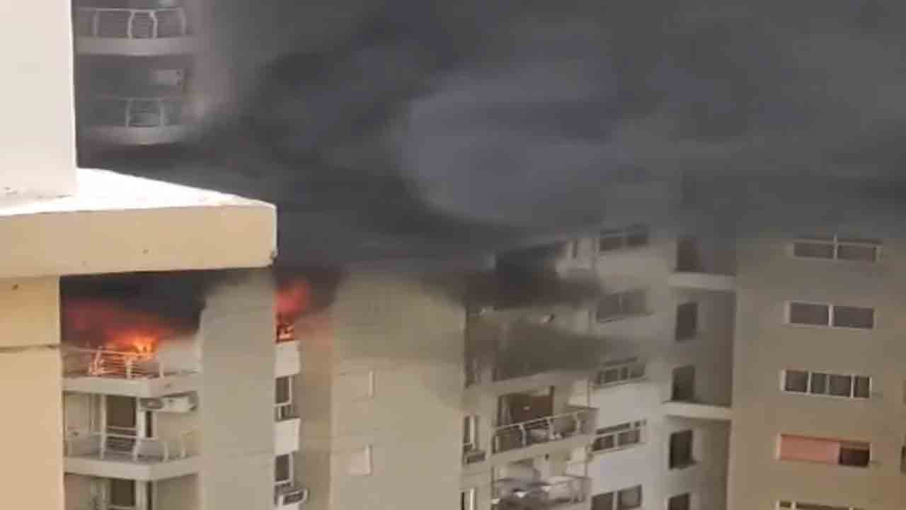 Fire | నోయిడాలోని సొసైటీ భవనంలో భారీ అగ్నిప్రమాదం.. ఎగసిపడుతున్న మంటలు