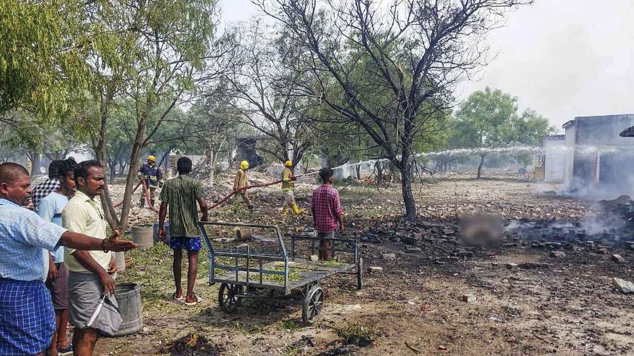 బాణసంచా పేలుడులో 9 మంది మృతి