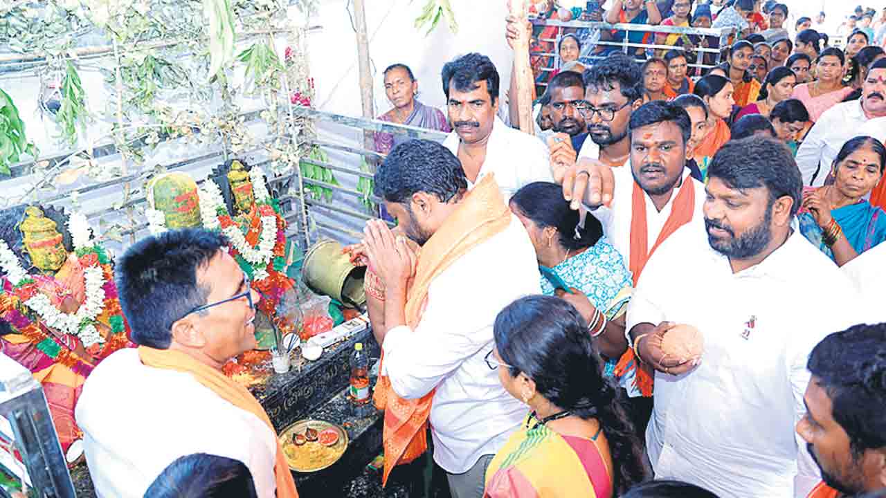 గ్రామ దేవతను దర్శించుకున్న బాల్క సుమన్‌