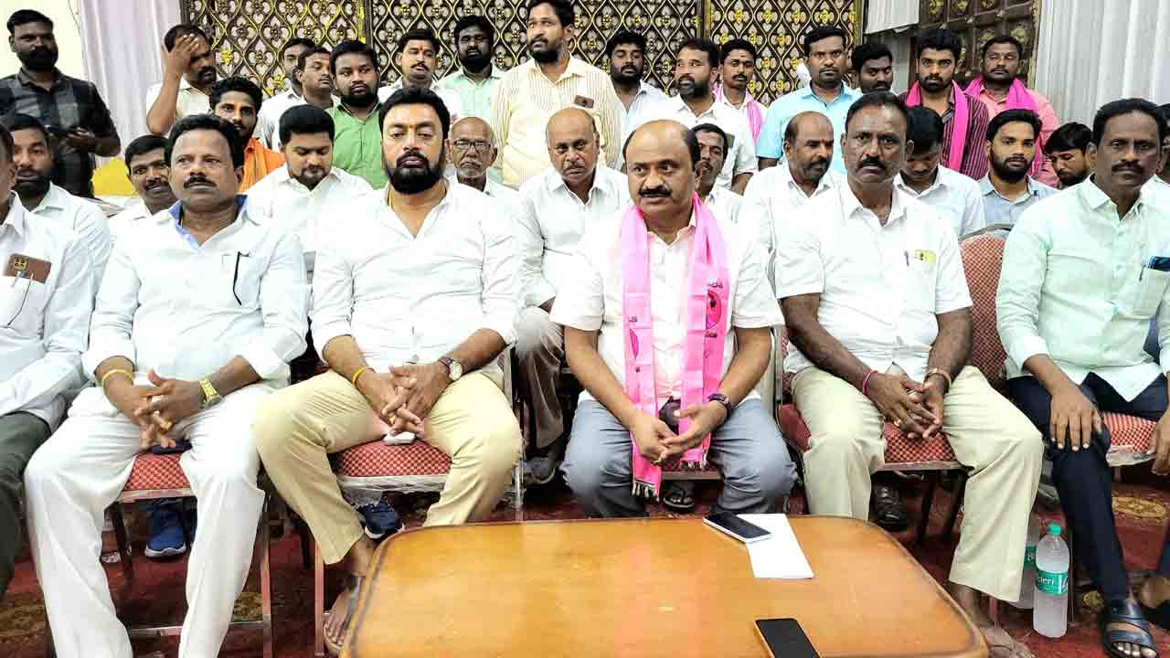 బ్లాక్‌ మెయిలర్‌ మల్లన్నకు బుద్ధి చెప్పాలి