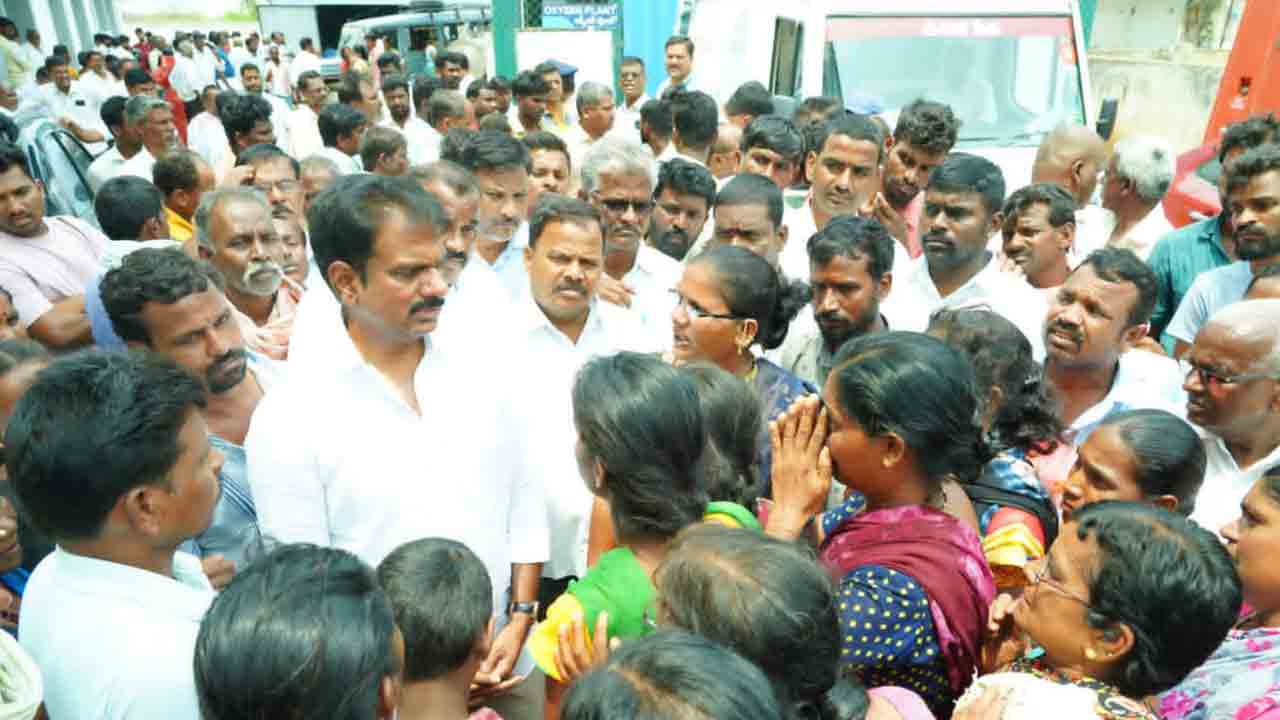 బాధితులను ఆదుకోవాలి