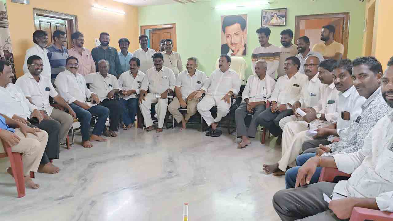 పట్టభద్రులను ఓట్లు అభ్యర్థించాలి