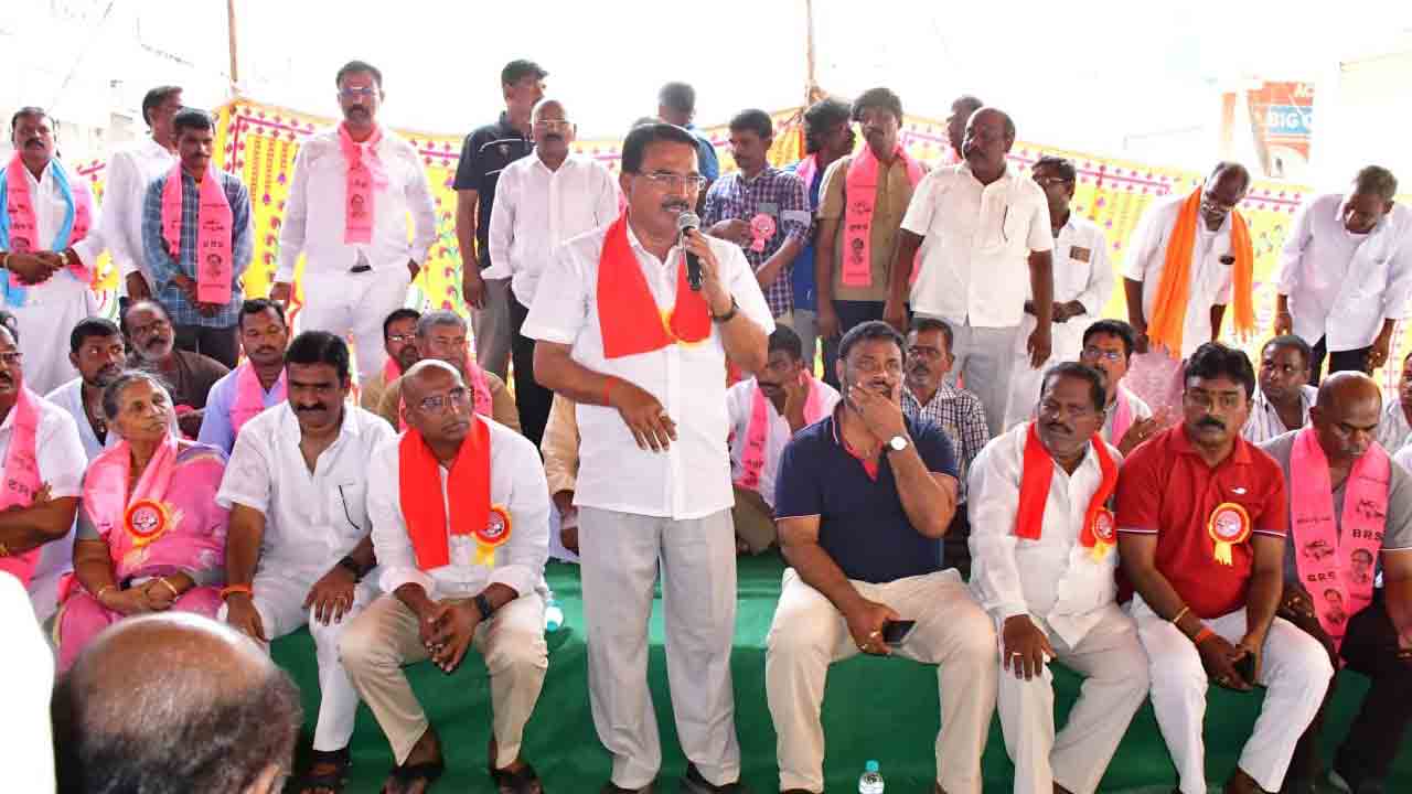 ఓట్ల కోసం దిగజారుతున్న సర్కారు